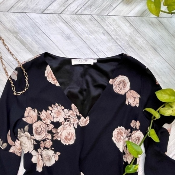 ASTR BLACK FLORAL LONG BELL SLEEVE LACE MINI DRESS | SIZE SMALL​ - Picture 2 of 5